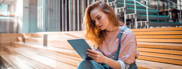 Bachelorstuderende kigger på en opgave på tablet