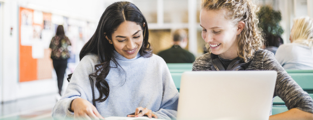 Studiegruppe kigger på en opgave sammen