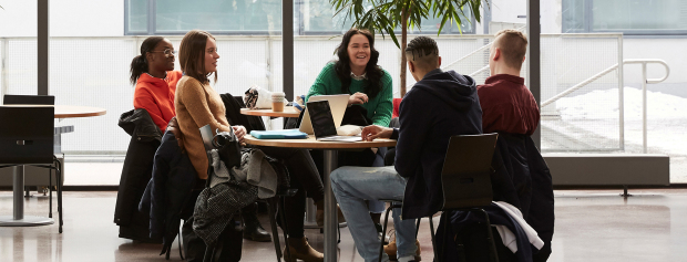 Studiegruppe kigger på en opgave sammen