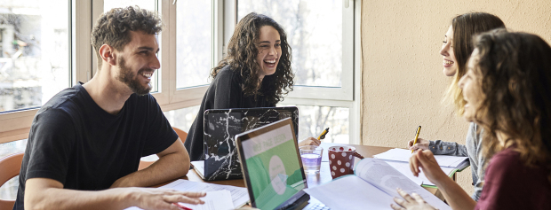 Studiegruppe kigger på en opgave sammen