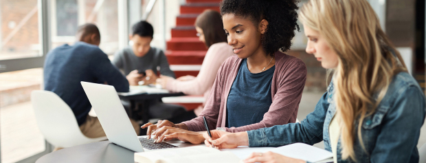 Studiegruppe kigger på en opgave sammen