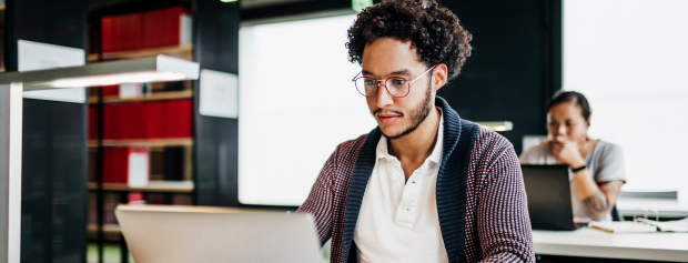 Studerende på digital design sidder ved computeren