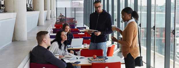 Studiegruppe kigger på en opgave sammen