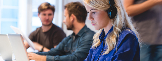 Studerende fokuserer på en opgave på computeren