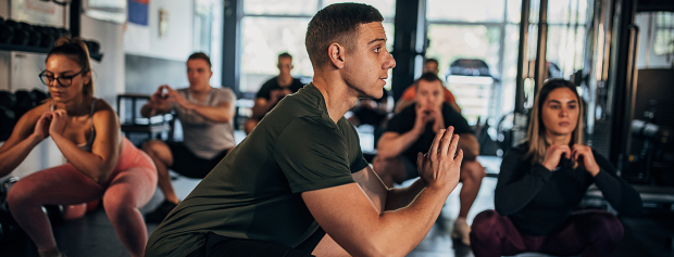 fitnessinstruktør underviser hold