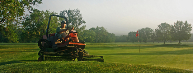 greenkeeper arbejder på golfbane