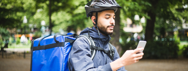 Mand leverer takeaway på cykel